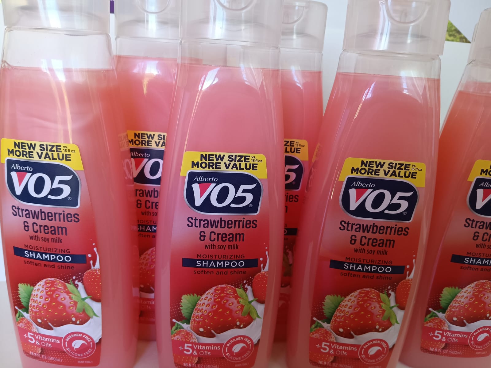 Shampoo Alberto VO5 com fragancia de Strawberries e creme hidratante de soja.
